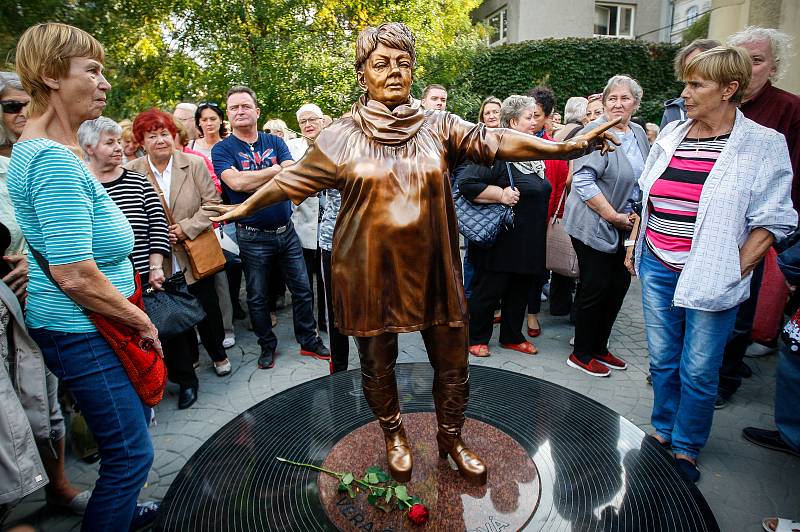 Sochař David Moješčík vytvořil sochu Věry Špinarové která stojí v Husově sadu.