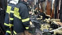 Jen trosky zůstaly ze stolárny v Ostravě-Petřkovicích, kterou v pátek 12. prosince dopoledne zachvátil velký požár. Když přivolaní hasiči dorazili na místo, objekt na Koblovské ulici byl již celý v plamenech.