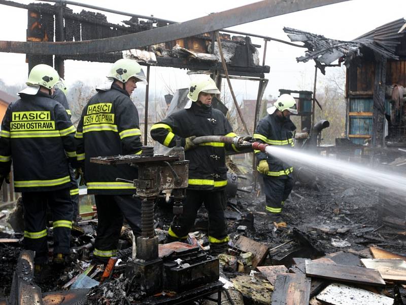 Jen trosky zůstaly ze stolárny v Ostravě-Petřkovicích, kterou v pátek 12. prosince dopoledne zachvátil velký požár. Když přivolaní hasiči dorazili na místo, objekt na Koblovské ulici byl již celý v plamenech.