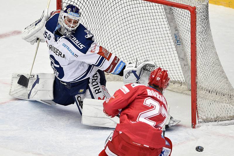 Utkání 3. kola hokejové extraligy: HC Oceláři Třinec - HC Vítkovice Ridera, 15. prosince 2020 v Třinci. (zleva) brankář Miroslav Svoboda z Vítkovic a Martin Růžička z Třince.