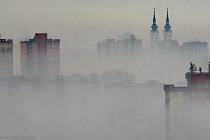 Letní smog v Ostravě. Snímek z roku 2011. 