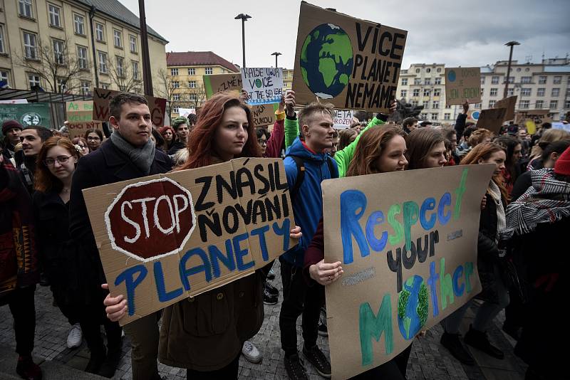 Studenti v Ostravě se 15. března 2019 připojili k celosvětové protestní akci, která má za cíl přimět politiky důsledněji chránit klima a snižovat emise.