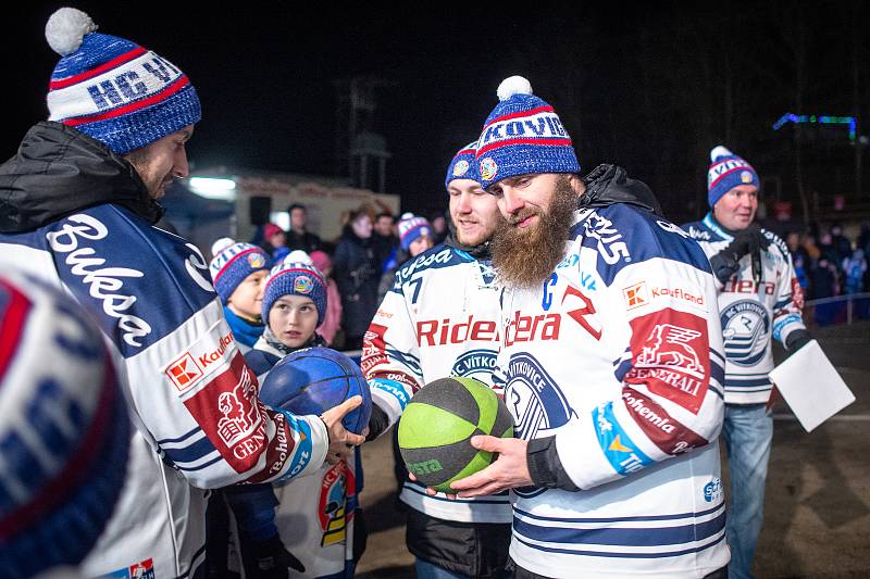 Mikulášský trojboj (HC Vítkovice Ridera - FC Baník Ostrava) v areálu Skalka Family Park, 3. prosince 2019 v Ostravě.