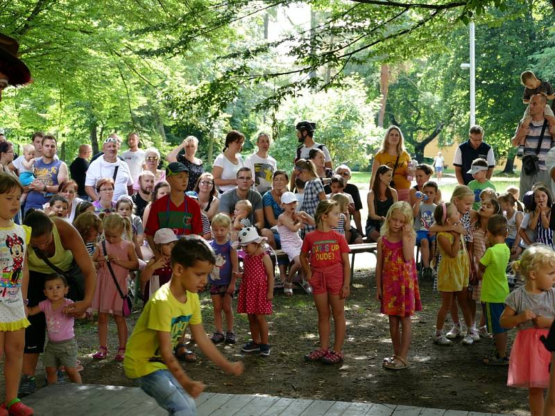 Pohádkou a promenádním koncertem pokračovala v neděli 11. srpna série letních nedělních programů v parku za Kulturním domem Radost v Havířově.