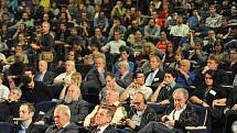 Nositel Nobelovy ceny za fyziku profesor Jerom Friedman studentům VŠB-TU v Ostravě přednášel nejen o teorii kvarků, ale podělil se s nimi i o své zkušenosti a životní zážitky.