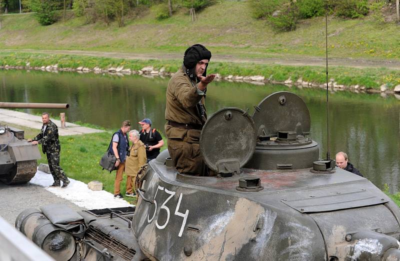 Historická ukázka osvobozovacích bojů v Ostravě na břehu řeky Ostravice u příležitosti oslav 70. výročí osvobození města..