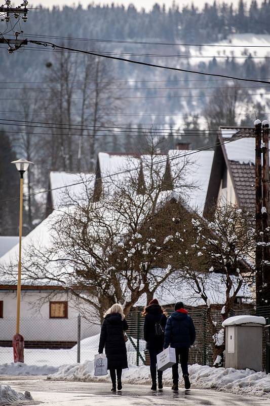 Parlamentní volby na Slovensku, 29. února 2020 v Makově. Na snímku volební komise s přenosu urnou.