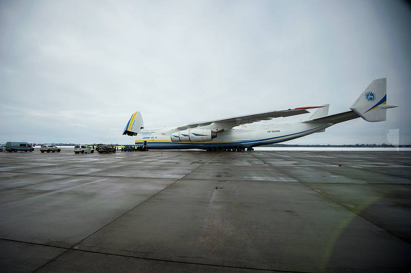 Největší nákladní letadlo světa AN-225 Mrija přistálo na ploše ostravského letiště v Mošnově.