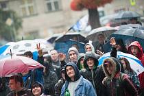 Protest fanoušků Baníku před ostravskou radnicí.