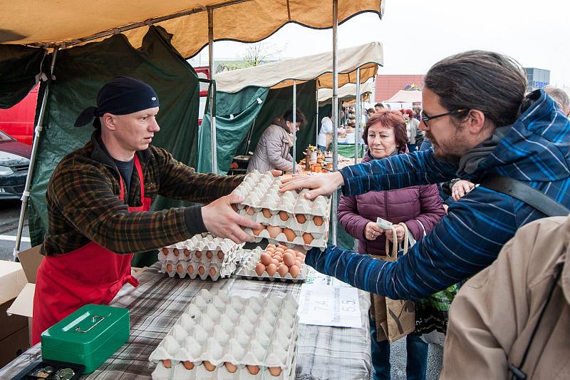 Farmářské trhy u nákupního centra Futurum v Ostravě, duben 2017. Ilustrační foto.