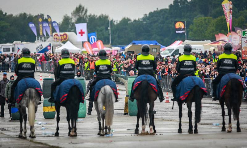 Dny NATO v Ostravě na letišti v Mošnově. Přehlídka jízdní a pořádkové policie