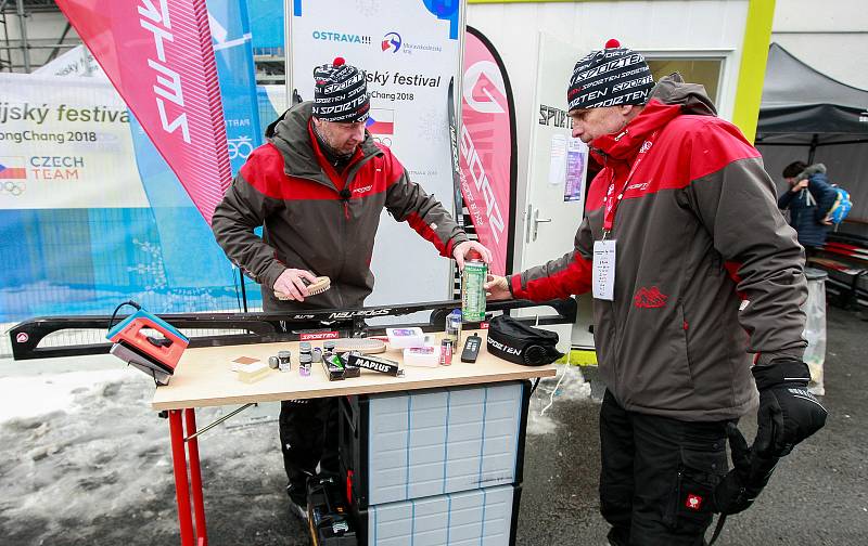 Olympijský festival v Ostravě: Workshop na téma Správná péče o běžecké lyže - mazání - voskování - příprava, který vedli Vít Fousek (vlevo) a Martin Petrásek (vpravo).