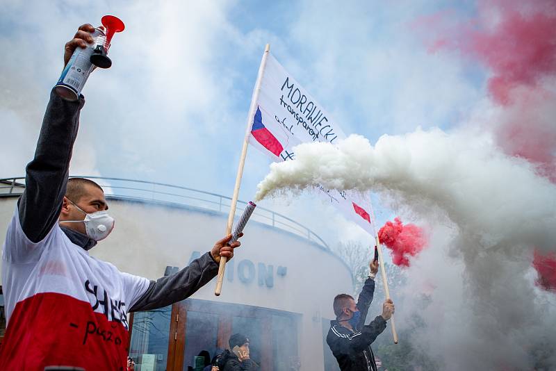 Lidé z příhraničí 3. května 2020 v Českém Těšíně i sousedním polském Těšíně protestovali proti uzavřené hranici, která rozdělila mnohé rodiny a řadě lidí znemožnila dojíždění za prací. Protest se uskutečnil podruhé a lidé vybaveni transparenty prošli mezi