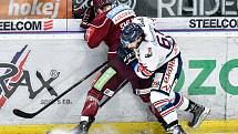 Utkání předkola play off hokejové extraligy - 2. zápas: HC Vítkovice Ridera - HC Sparta Praha, 12. března 2019 v Ostravě. Na snímku zleva Jiří Smejkal, zprava Peter Trška.