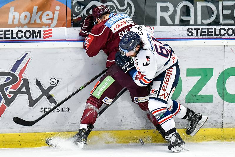 Utkání předkola play off hokejové extraligy - 2. zápas: HC Vítkovice Ridera - HC Sparta Praha, 12. března 2019 v Ostravě. Na snímku zleva Jiří Smejkal, zprava Peter Trška.