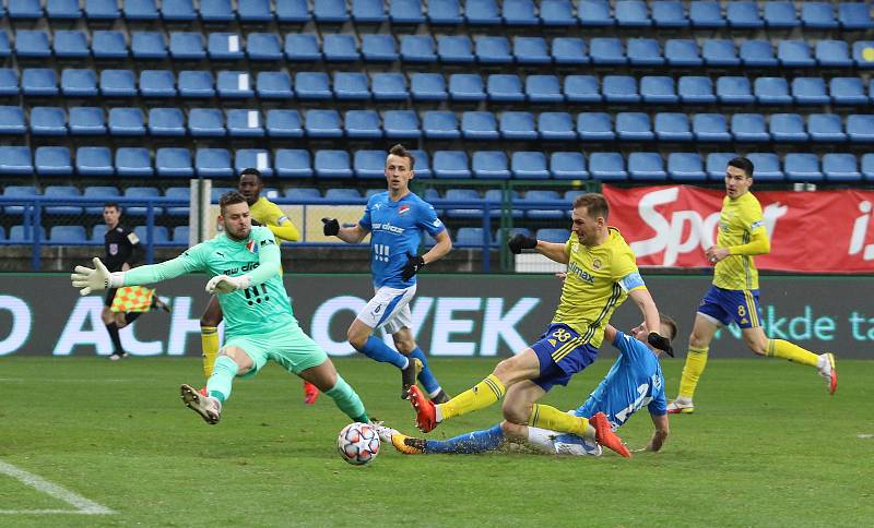 Fotbalisté Zlína (žluté dresy) hráli doma s Baníkem Ostrava 2:2. Zápas sledoval jen omezený počet diváků. Foto: Jan Zahnaš