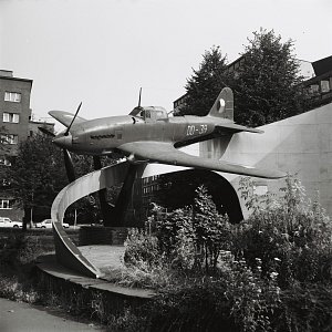 Památník s letadlem IL-10 v roce 1989.