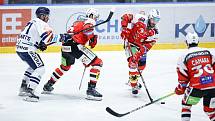 Hokejové utkání Tipsport extraligy v ledním hokeji mezi HC Dynamo Pardubice (v červenobílém) a HC Vítkovice Ridera (v bílomodrém) pardudubické enterie areně.