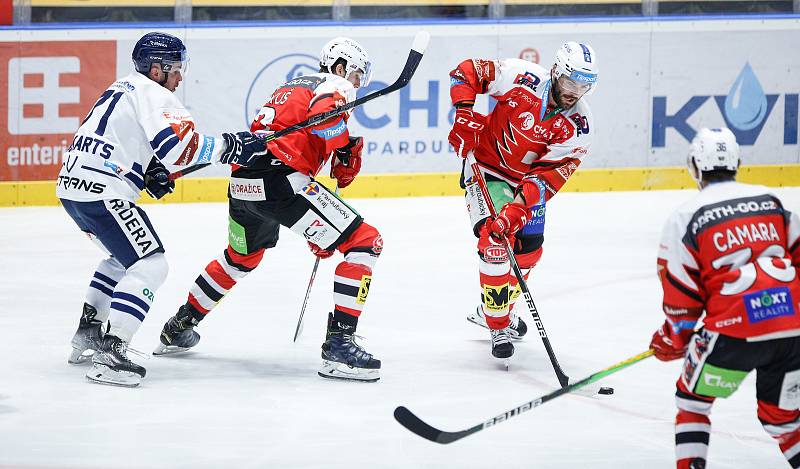 Hokejové utkání Tipsport extraligy v ledním hokeji mezi HC Dynamo Pardubice (v červenobílém) a HC Vítkovice Ridera (v bílomodrém) pardudubické enterie areně.