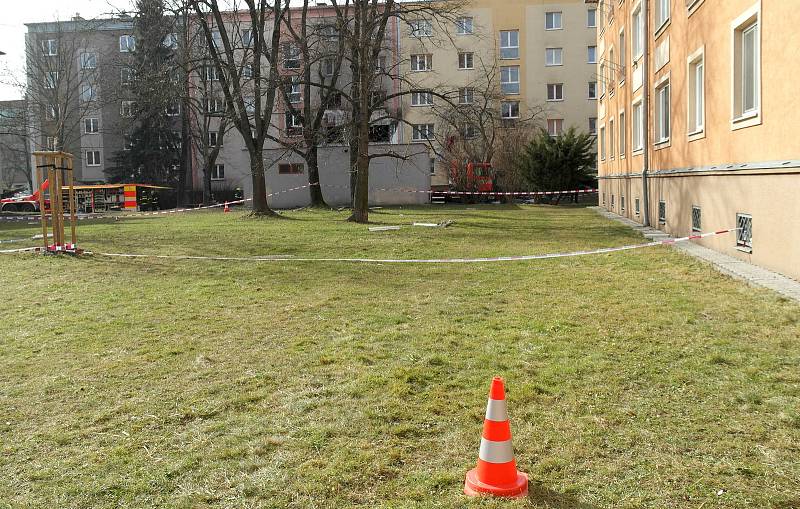 Situace ve starší části ostravského sídliště Hrabůvka po ranním výbuchu v jednom z bytů v Provaznické ulici ve středu po poledni.