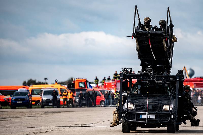 Osvobození rukojmích z rukou teroristů na Dnech NATO. Zásahová jednotka Policie ČR, protiteroristická jednotka SPKP, Quick Reaction Force Team z Jordánska. 17. září 2022 v Mošnově.