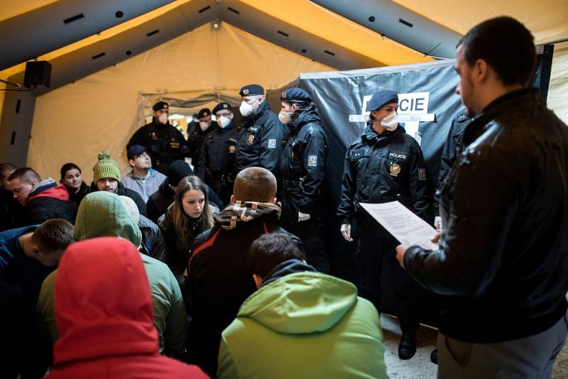 Cvičení zákroku a postupu při zajištění migrantů na hranici s Polskem v Chotěbuzi. 