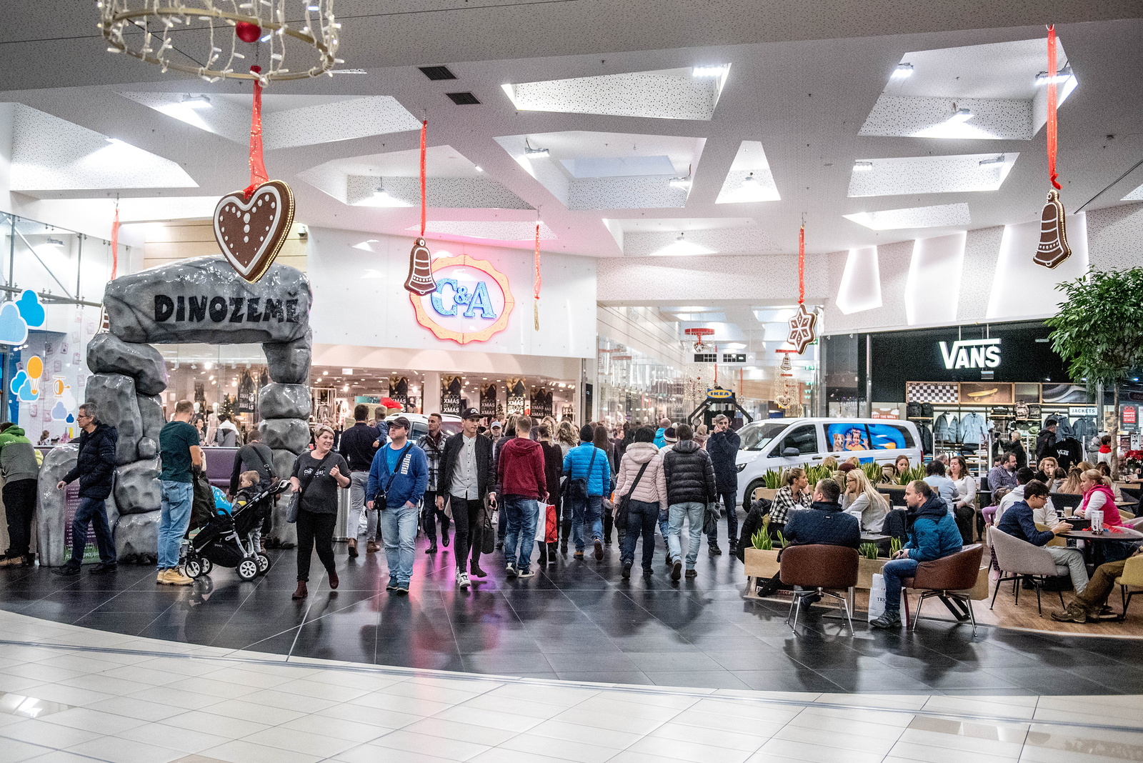 Nákupní šílenství: tisíce lidí o víkendu zamířily do obchodů v Ostravě -  Frýdecko-místecký a třinecký deník