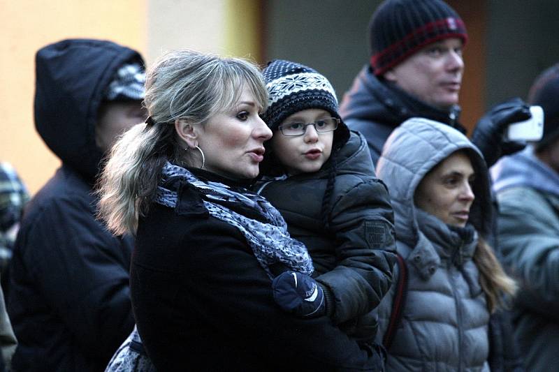 Ke zpívání koled se ve středu 11. prosince v předstihu připojila i i Mateřská škola Adamusova v Ostravě-Hrabůvce. A Deník byl u toho (-: