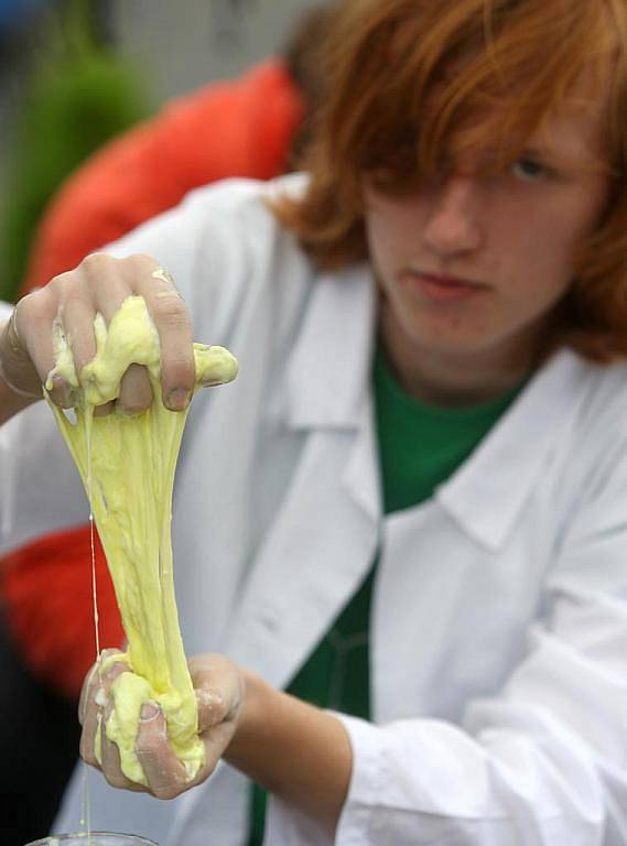 Fandové chemie si přišli na své při třetí ročníku akce názvané Chemie život na Slezskoostravském hradě