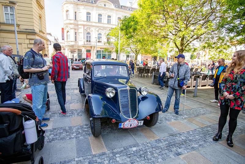 Setkání automobilových veteránů na Masarykově náměstí 25.května 2019 v Ostravě.