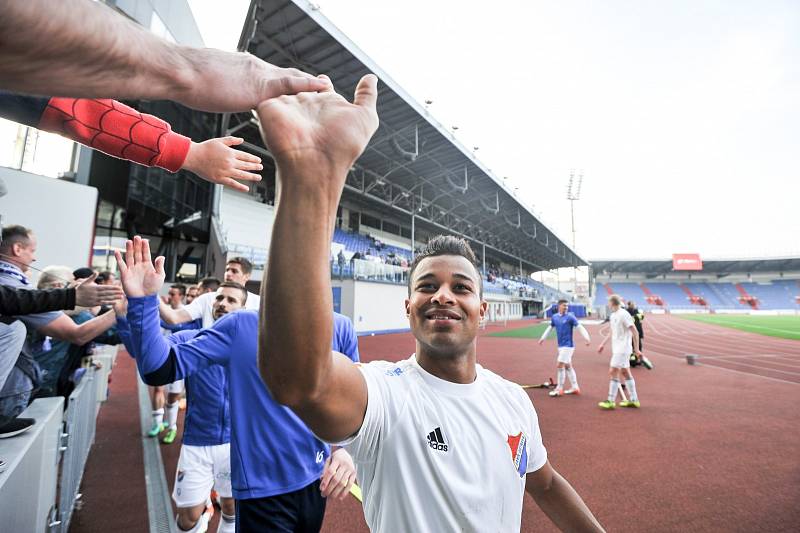 BYL U VŠEHO. Záložník Baníku Ostrava De Azevedo byl u všech tří branek zápasu se Sokolovem. Po jeho skončení důležité vítězství 3:0 s fanoušky s úsměvem oslavil.