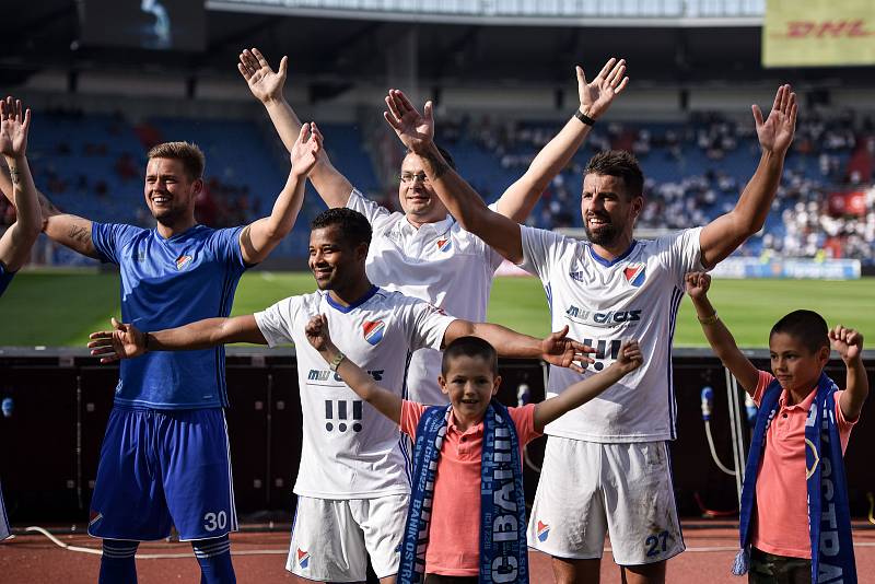 Utkání 26. kola první fotbalové ligy: Baník Ostrava - Sparta Praha, 28. dubna 2018 v Ostravě. Milan Baroš a Dyjan Carlos De Azevedo.