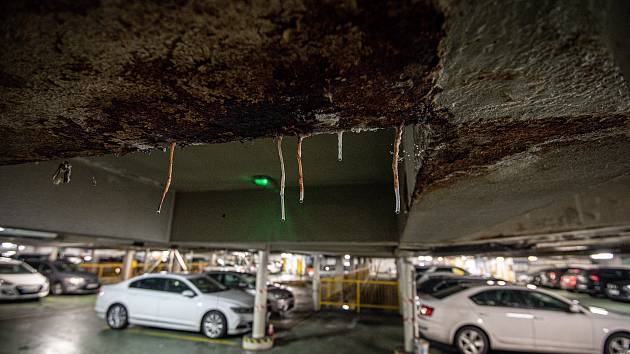 Kvůli zatékání hodlá město v následujících měsících připravit rekonstrukci stropu podzemních garáží včetně samotného Prokešova náměstí.