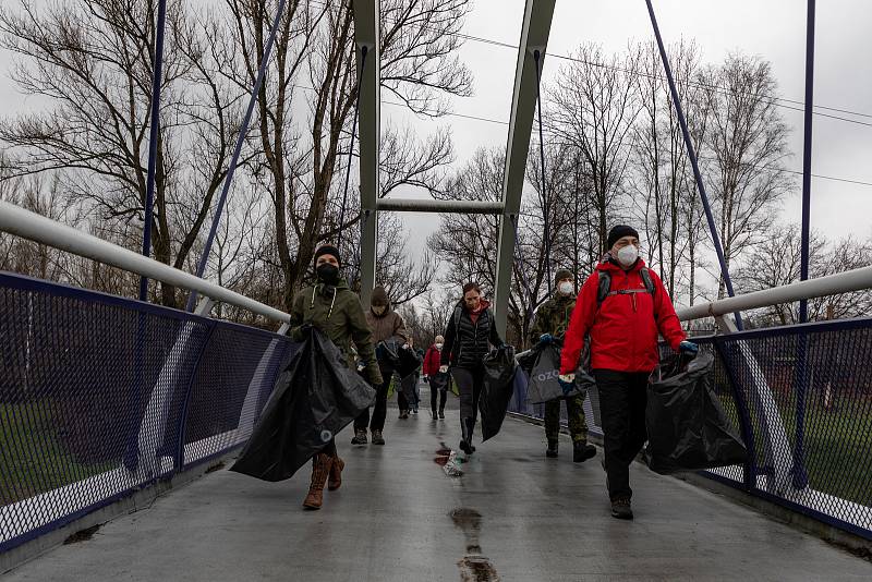 Pojďte s námi uklízet Ostravu. To byla dobrovolnická akce, jejíž cílem bylo uklidit okolí od odpadků a nepořádku kolem Slezskoostravského hradu, 17. dubna 2021 v Ostravě.