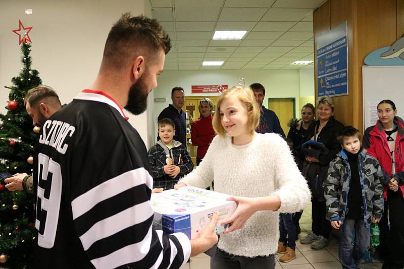 Hráči Vítkovic na nákupu vánočních dárků, které pak předali dětem hospitalizovaným ve Fakultní nemocnici Ostrava.