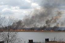 Zásah hasičů při požáru u Heřmanického rybníku v Ostravě.