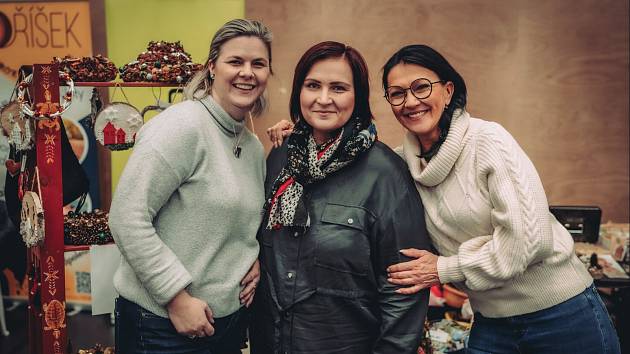 Na festivalu Advent plný Křídlení v Ostravě 2023 se prezentovala také ostravská nezisková společnost Prapos. Na snímku uprostřed ředitelka Lucie Habiballa, vedle ní soc. pracovnice Gabriela Adamusová (vlevo) a Dana Václavíková.