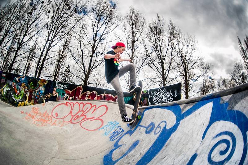 BIKEPARK. Do porubského skateparku pod Biskupským gymnáziem se sjíždějí teenageři z celého kraje. Od července jich ještě přibude, dočkají se totiž i speciální dráhy určené pro kola a koloběžky.