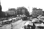 Ještě v době první republiky se na Masarykově náměstí konaly rozsáhlé trhy, stánky zaplňovaly každý volný prostor. 