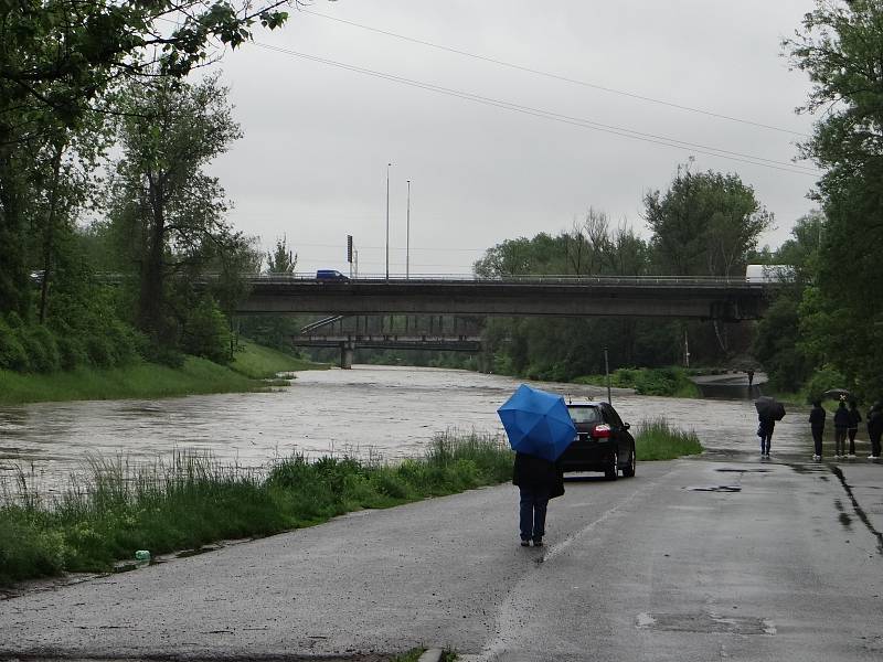 Zaplavené Havíčkovo nábřeží v centru Ostravy.