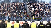 Utkání Baník - Sparta provází násilí na tribunách. Zápas přerušilo řádění chuligánů, na stadionu zasahovat policie .