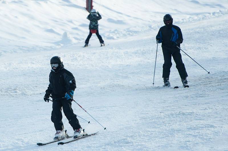 Počasí, do kterého se Ostravané probudili první únorový den, opět připomínalo spíše jaro než zimu. Dopoledne svítilo sluníčko a teploty vystoupaly vysoko nad bod mrazu. V Ostravě se dokonce blížily deseti stupňům Celsia.