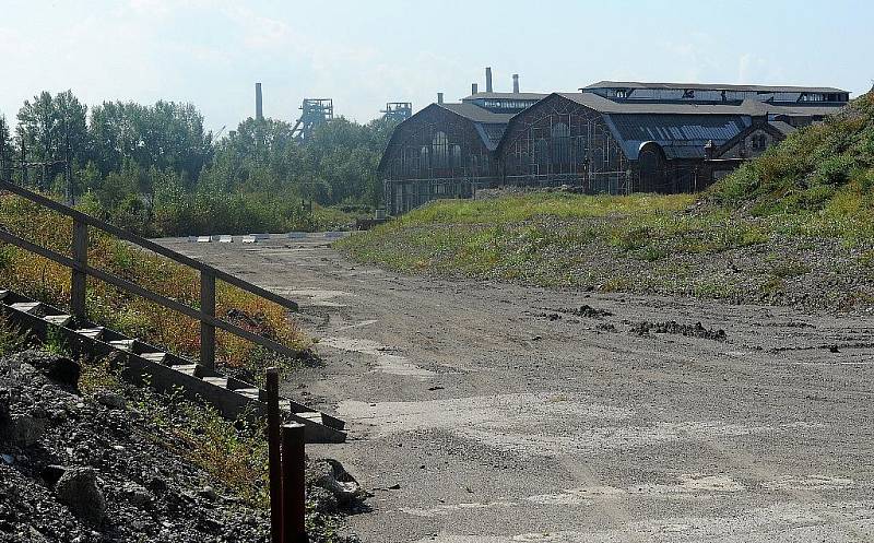 KRÁTERY NA KAROLINĚ se už staly typickým obrázkem centra Ostravy. Zdejší lidé už si zvykli na to, že se stavební boom na lukrativním pozemku zadrhl.