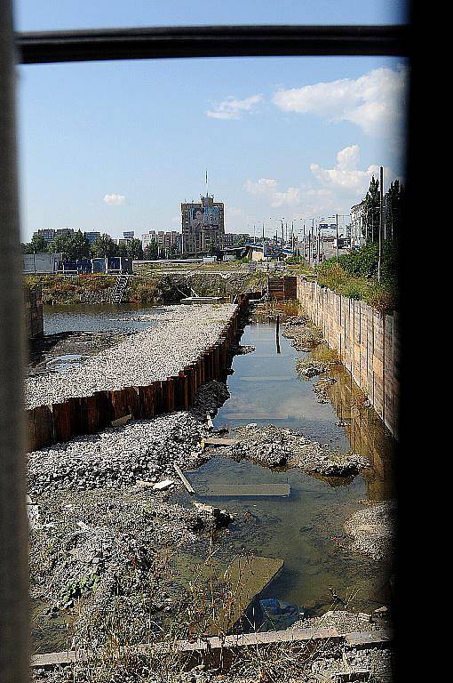 KRÁTERY NA KAROLINĚ se už staly typickým obrázkem centra Ostravy. Zdejší lidé už si zvykli na to, že se stavební boom na lukrativním pozemku zadrhl.