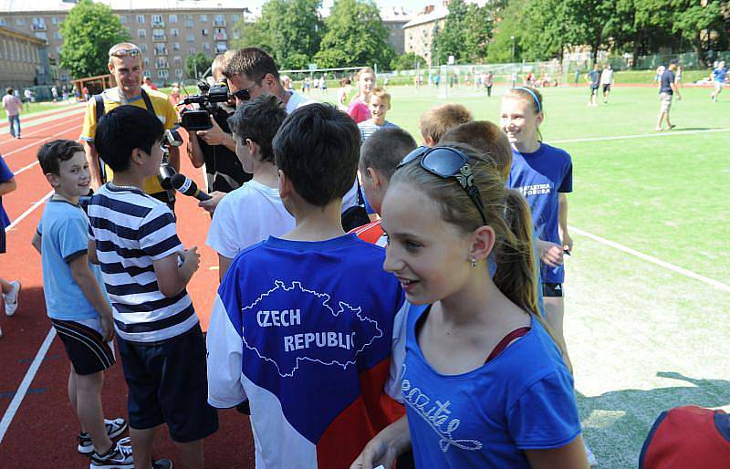 Na místě zastaralého sportoviště u dvou základních škol na Porubské ulici v Ostravě-Porubě byl v úterý slavnostně otevřen víceúčelový sportovní areál za téměř sedmnáct a půl milionu korun.