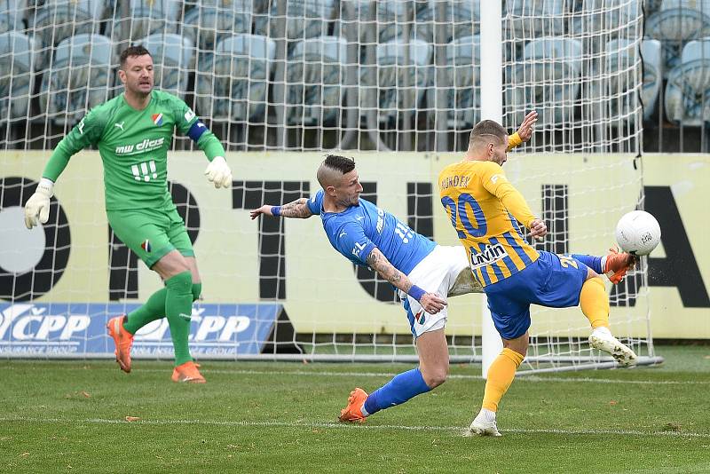 Utkání 10. kola první fotbalové ligy: SFC Opava - FC Baník Ostrava, 5. prosince 2020 v Opavě. (zleva) brankář Ostravy Jan Laštůvka, Jiří Fleišman z Ostravy a Karol Mondek z Opavy.