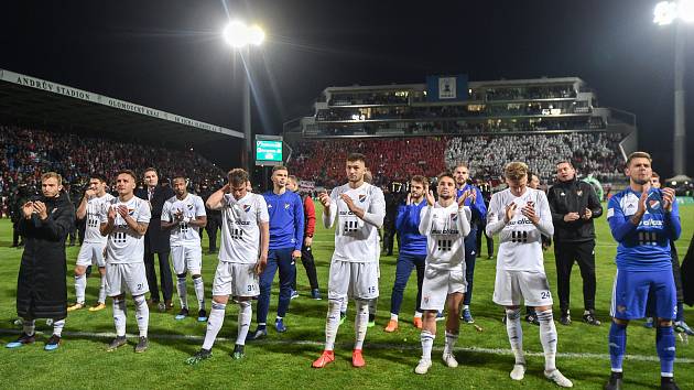 Finále fotbalového poháru MOL Cupu: FC Baník Ostrava - SK Slavia Praha, 22. května 2019 v Olomouci. Na snímku tým Baníku děkuje fanouškům.