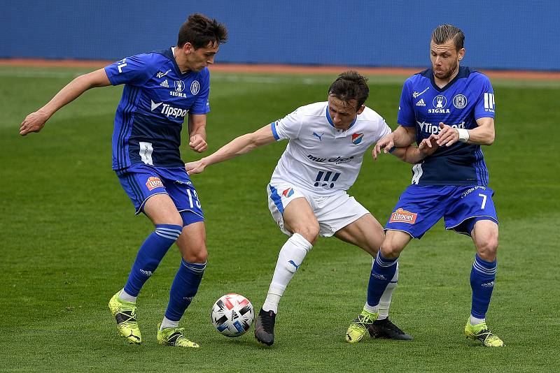 Utkání 29. kola první fotbalové ligy: Sigma Olomouc - Baník Ostrava, 24. dubna 2021 v Olomouci. (zleva) Mojmír Chytil z Olomouce, Daniel Tetour z Ostravy a Radim Breite z Olomouce.