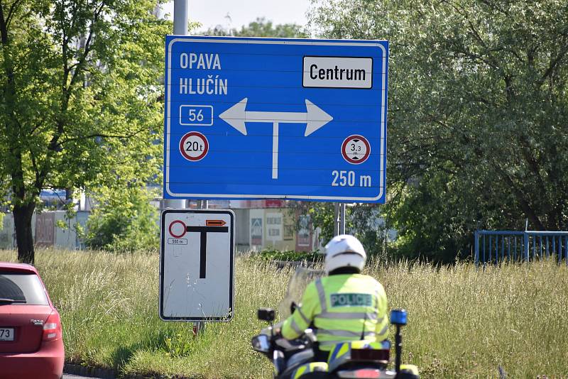 Podle zástupců outletového centra současné značení zákazníky mate. Mnozí prý netuší, že zákaz platí až za odbočkou do nákupního střediska. 10. června 2021.