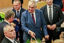 Prezident Miloš Zeman zahájil třídení návštěvu Moravskoslezského kraje na Krajském úřadu MSK.Předání darů